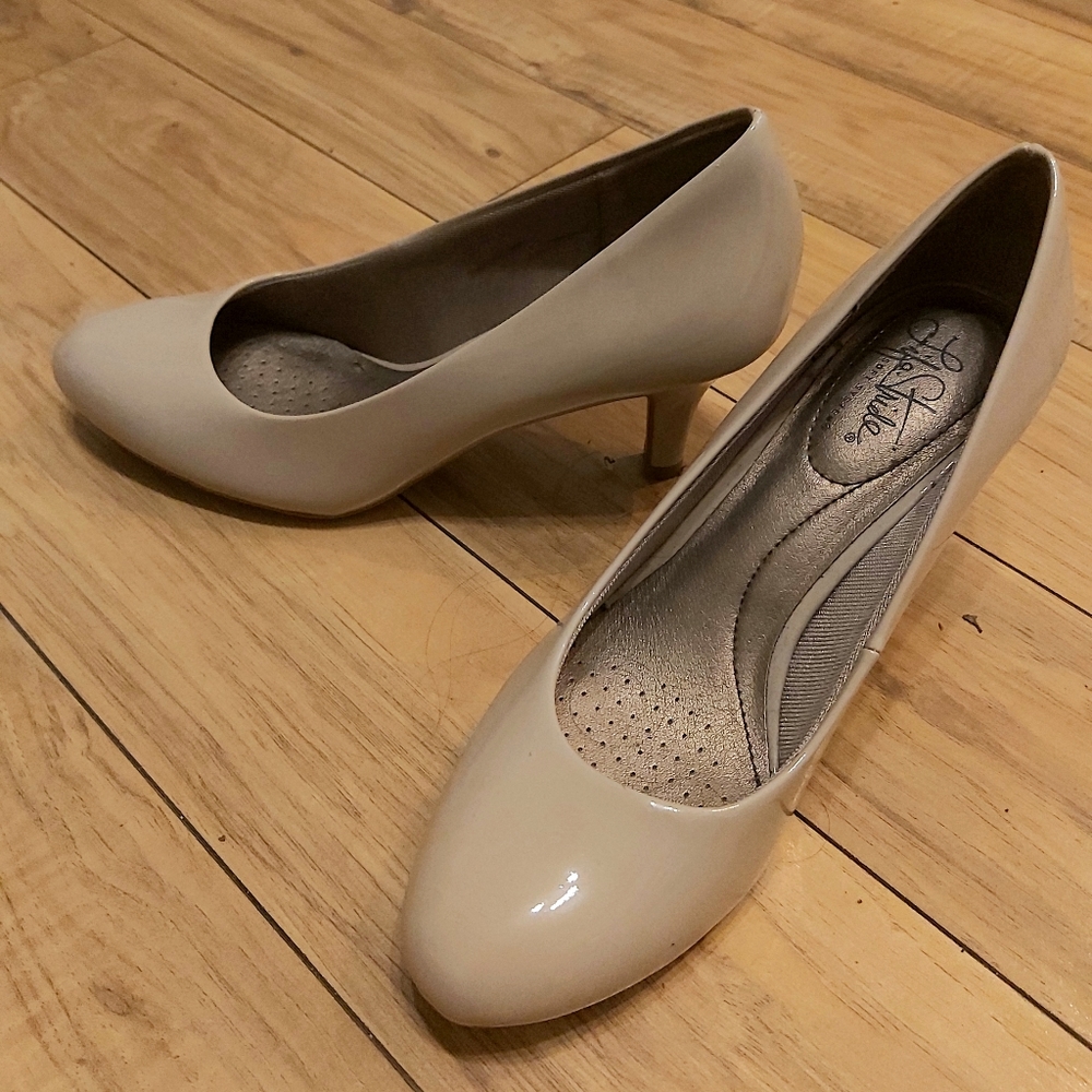 Life Stride nude pumps